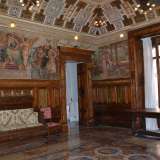 Il salone in stile rinascimentale decorato con tele murarie che rappresentano un trattato di economia